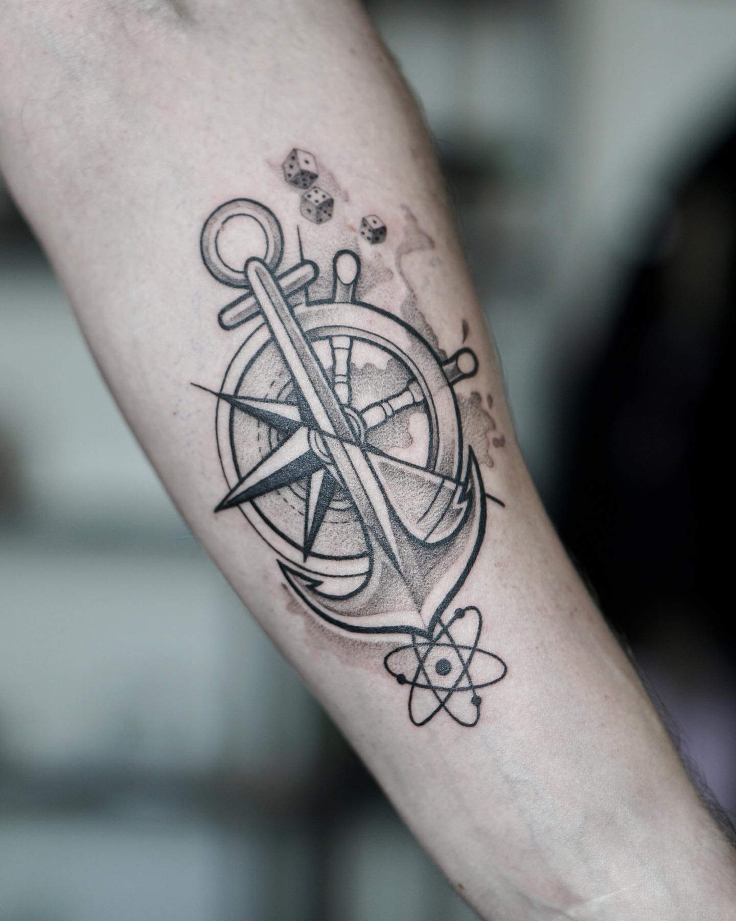 Tatuaż z kompasem i kotwicą – Zajawa Tattoo Gdynia